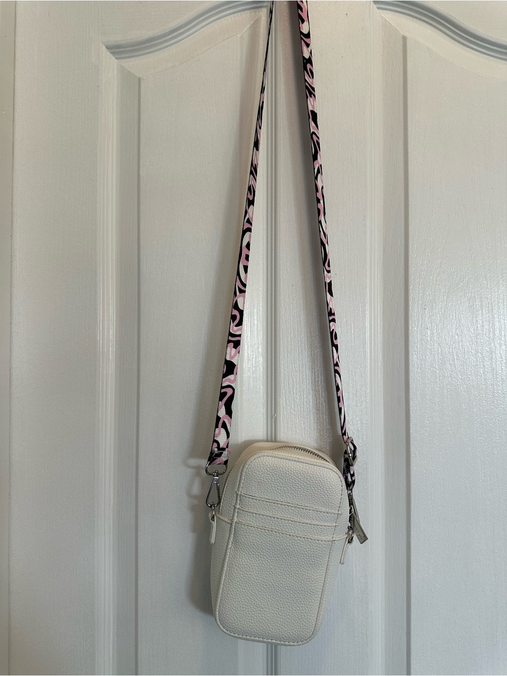 White Crossbody Phone Bag with Pink Patterned Strap -Brand new! 7 1/2 X 5 1/2in - Picture 2 of 3